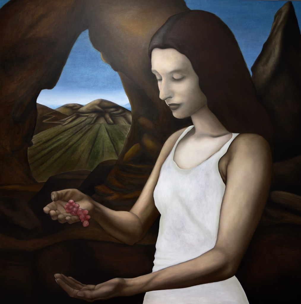 Peinture figurative de Théo Marichy d'une femme aux cheveux sombres et en robe blanche devant une arche rocheuse, tenant une petite grappe de raisins rouges au-dessus de sa main ouverte, avec un paysage de collines en arrière-plan. Peinture femme et raisins rouges - Art figuratif surréaliste - Tableau femme en blanc vigne - Peinture symbolique paysage rocheux - Oeuvre d'art allégorique nature.